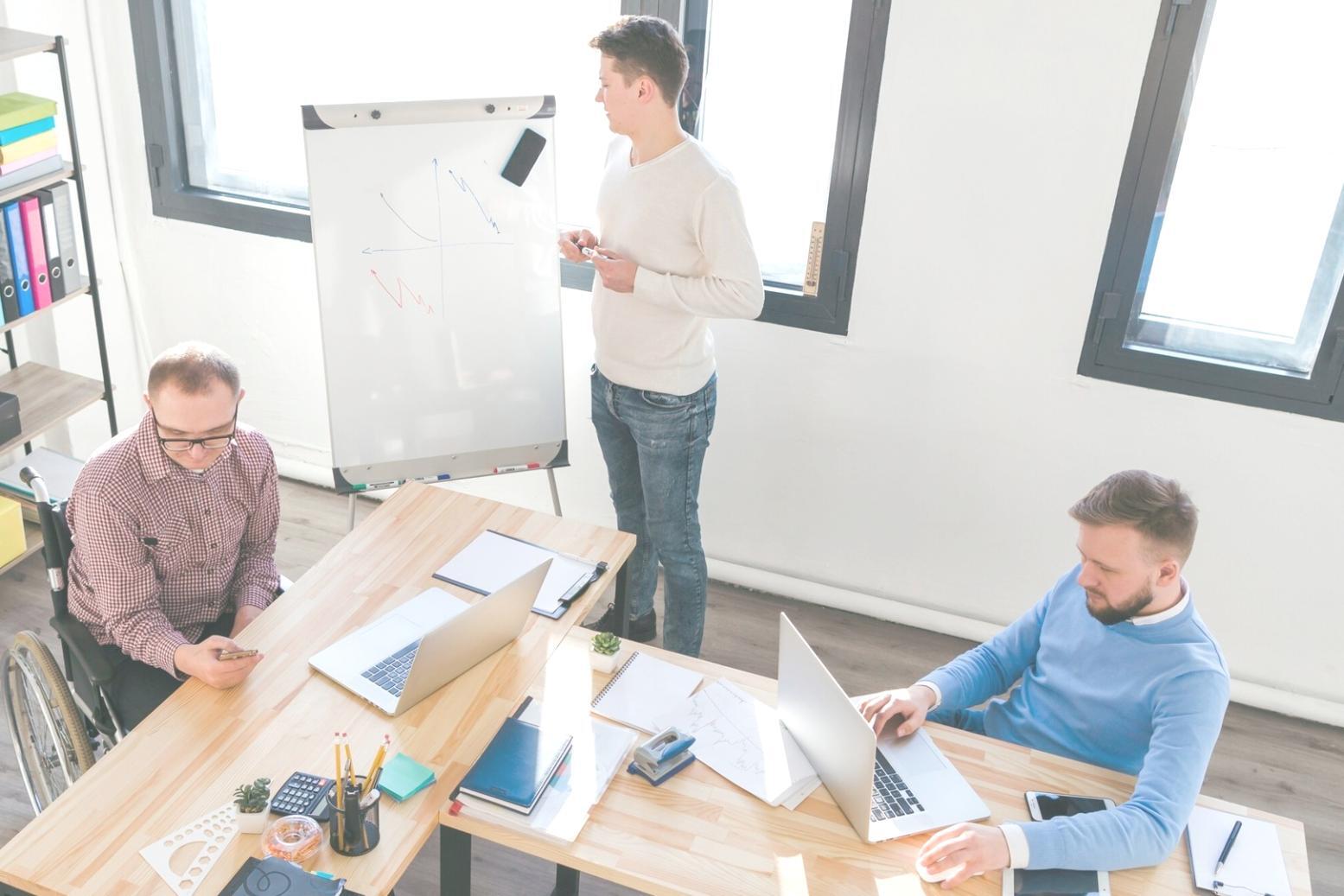 grethoraqui Team bei der Arbeit an innovativen Finanzlösungen