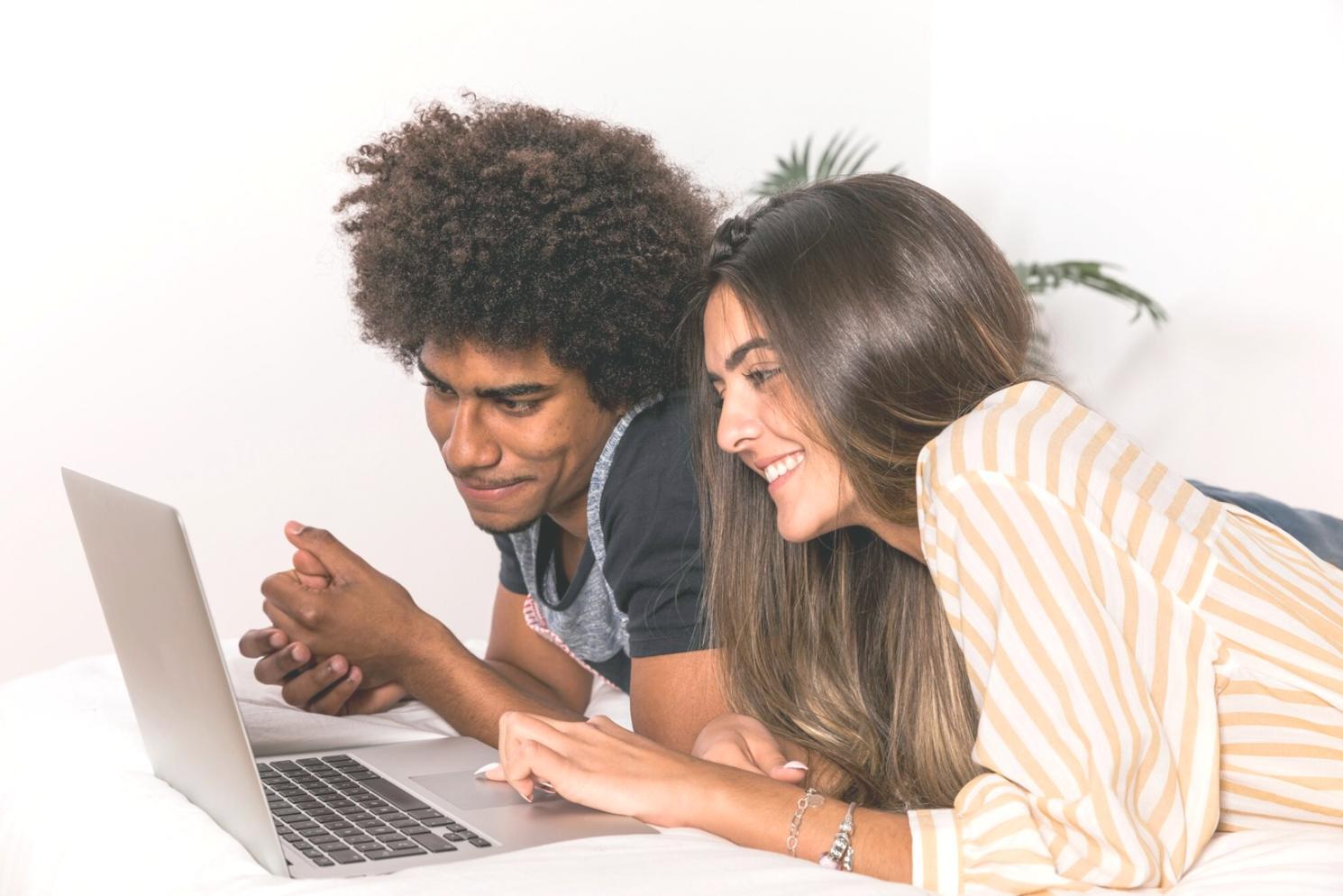 Digitale Investmentanalyse auf modernen Geräten